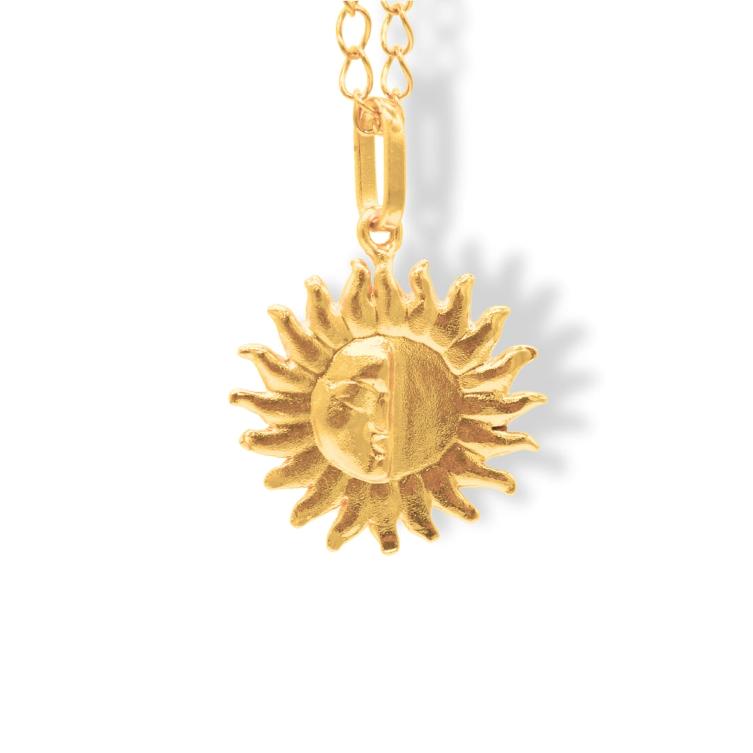 Cadena con sol media cara plana pequeña vista detallada Brezo Jewelry