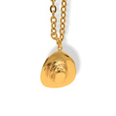 Cadena con sombrero vaquero grande vista cercana