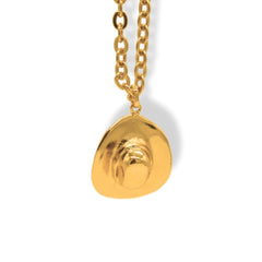 Cadena con sombrero vaquero grande vista cercana