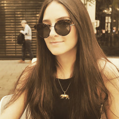 Cadena para mujer de tigre cuerpo completo vista frontal en persona