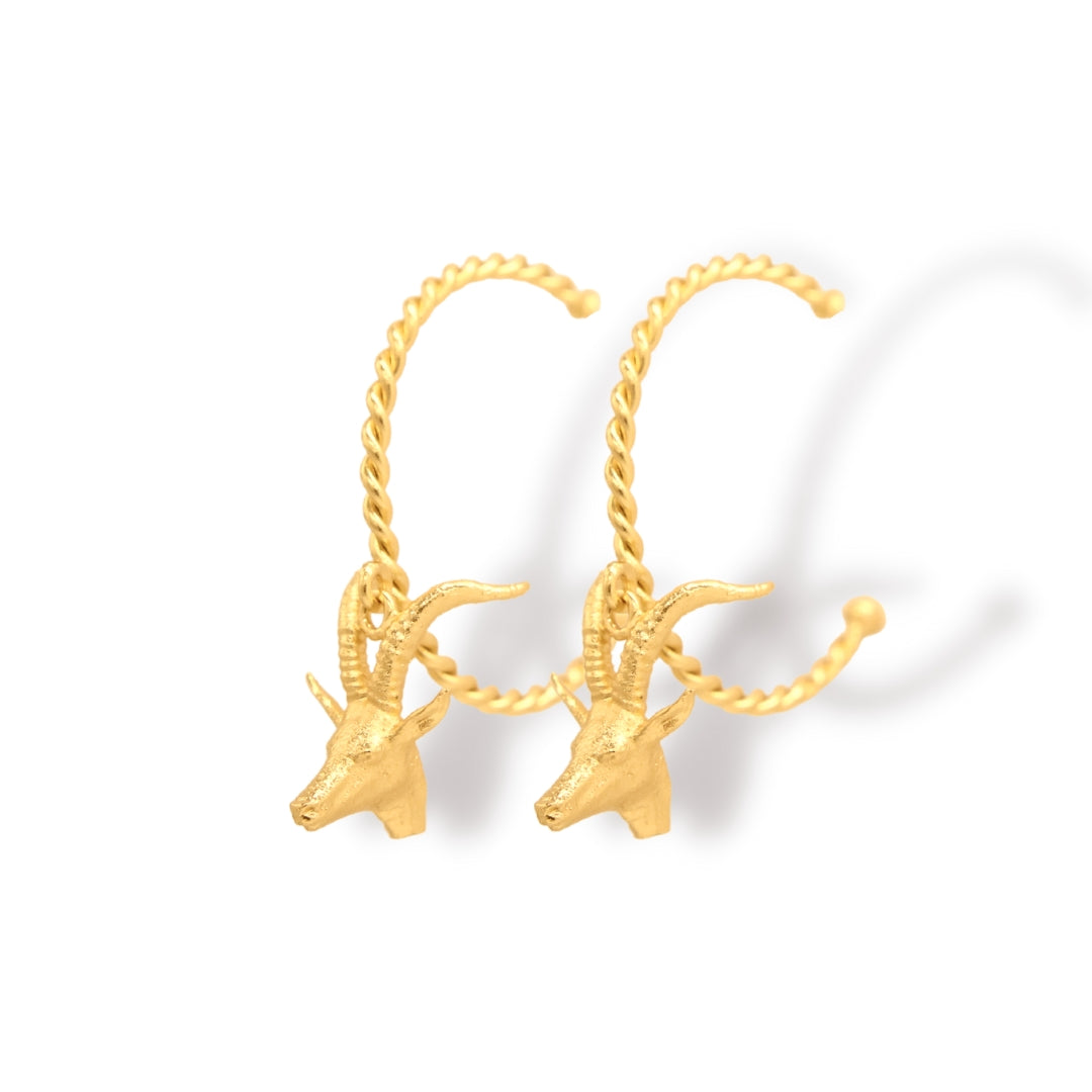 Candongas medianas entorchadas con cabeza de antílope vista diagonal Brezo Jewelry