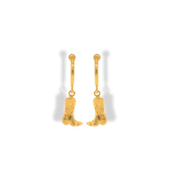 Candongas pequeñas con botas texanas vista cercana