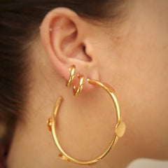 Candongas grandes con círculos planos vista en persona