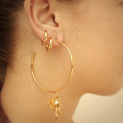 Candongas grandes con cabeza de elefante en persona