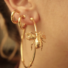 Candongas grandes con abeja pequeña