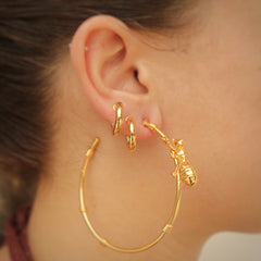 Candongas grandes para mujer con hormiga pequeña y resortes en persona