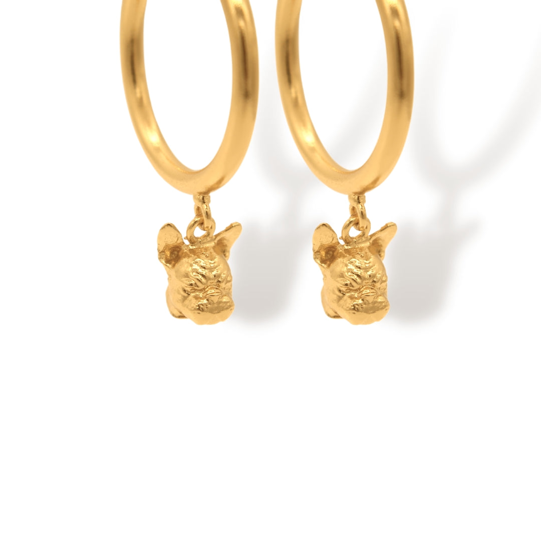 Candongas medianas de bulldog francés vista cercana Brezo Jewelry