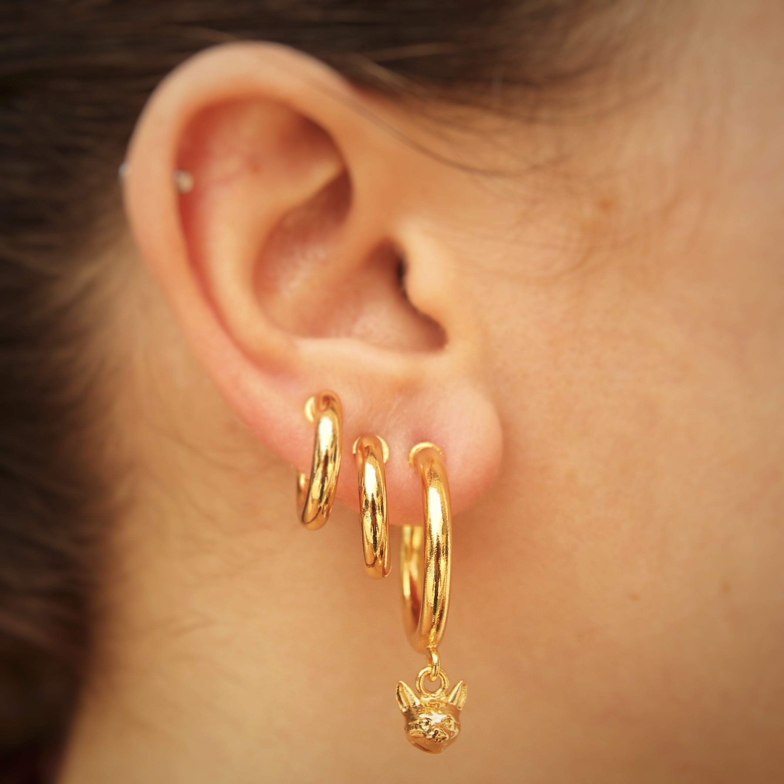 Candongas pequeñas de cabeza de gato con manchas en persona Brezo Jewelry