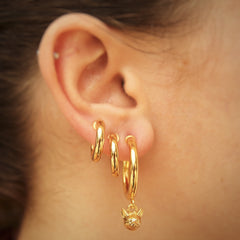 Candongas pequeñas de cabeza de gato con manchas en persona