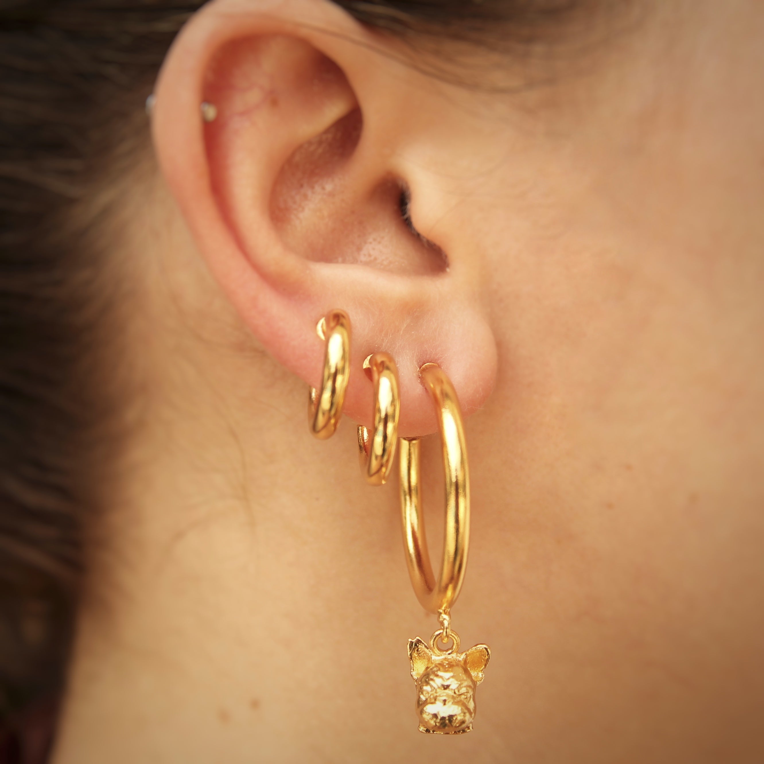 Candongas medianas con cabeza de bulldog francés en persona Brezo Jewelry