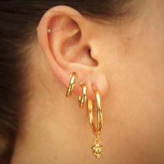 Candongas medianas cabeza de perro en persona