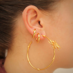 Candongas grandes con mosca pequeña