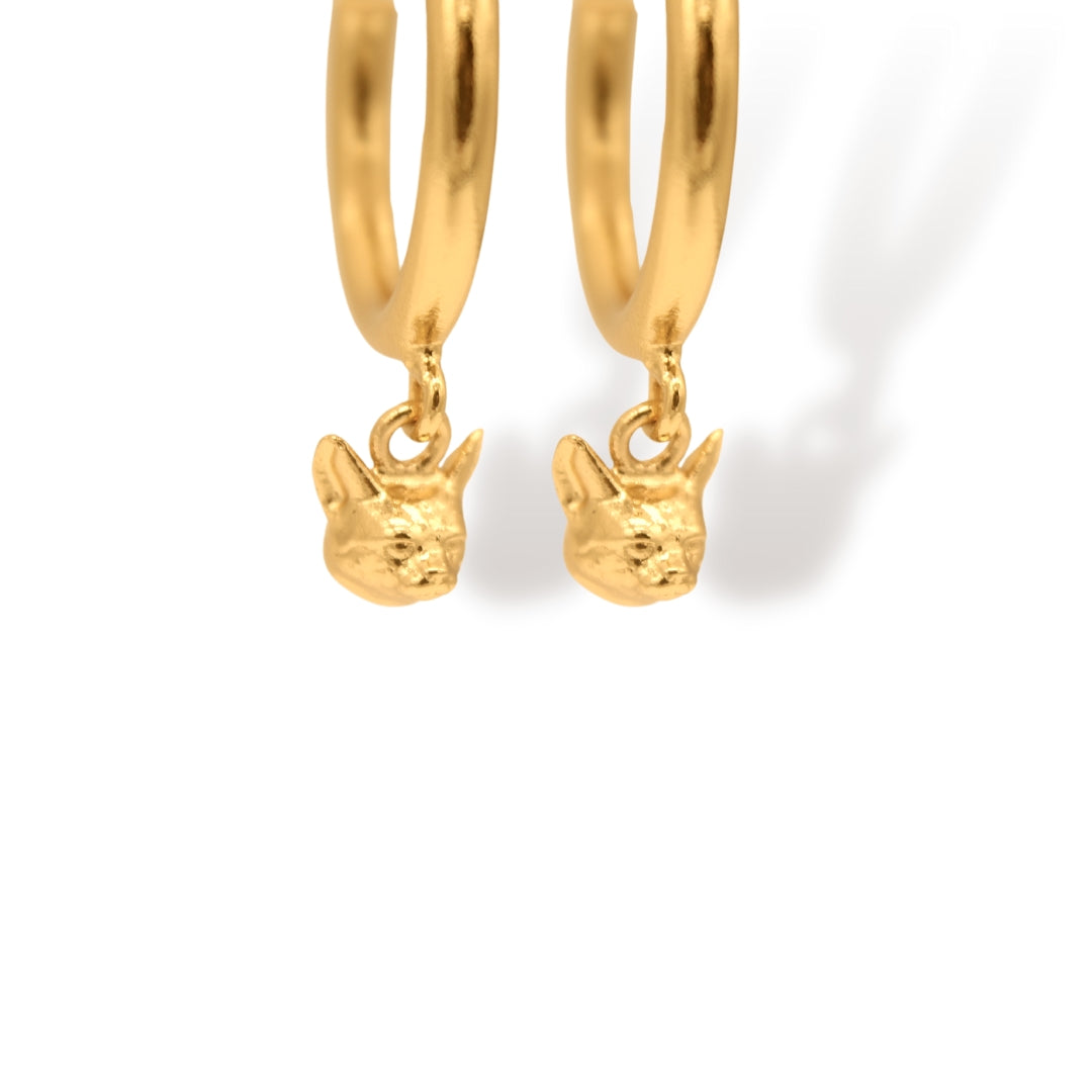 Candongas pequeñas de cabeza de gato con manchas vista cercana Brezo Jewelry