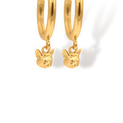 Candongas pequeñas de cabeza de gato con manchas vista cercana