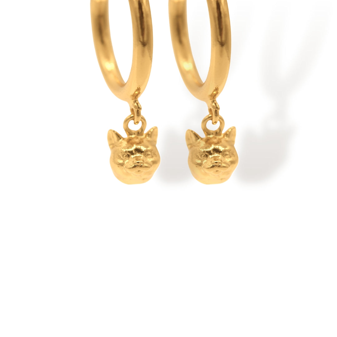 Candongas pequeñas cabeza de gato vista cercana Brezo Jewelry