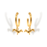 Candongas pequeñas de perro salchicha vista frontal