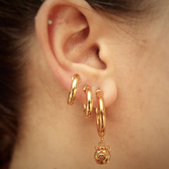 Candongas pequeñas cabeza de gato sobre persona