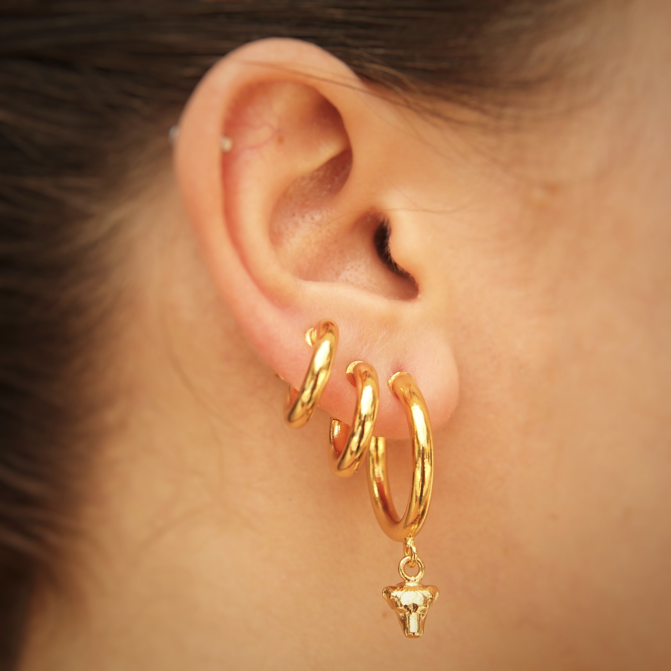 Candongas pequeñas cabeza de perro sobre persona Brezo Jewelry