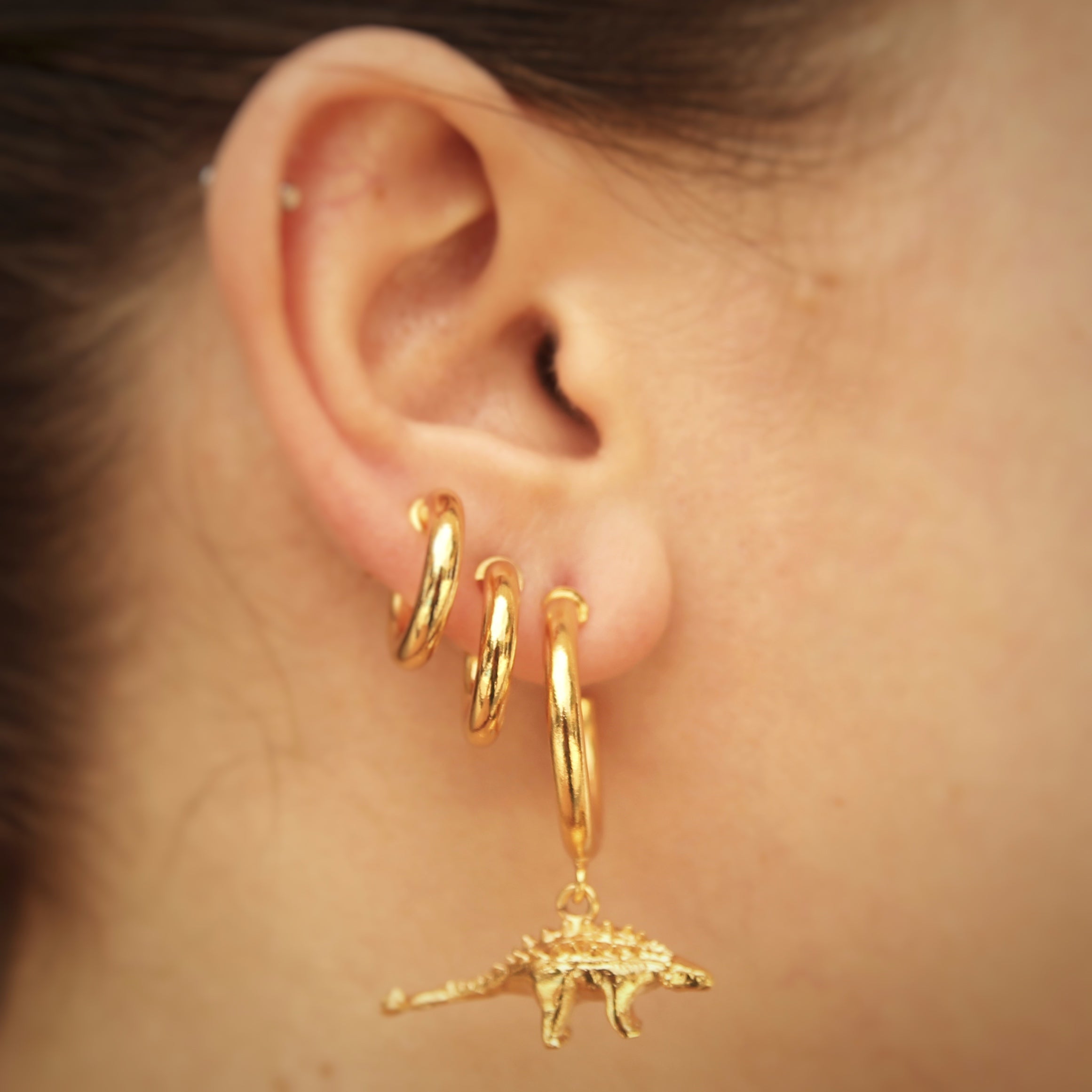 Candongas pequeñas de anquilosaurio sobre persona Brezo Jewelry