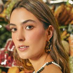 Candongas sencillas con charms de cerezas doradas