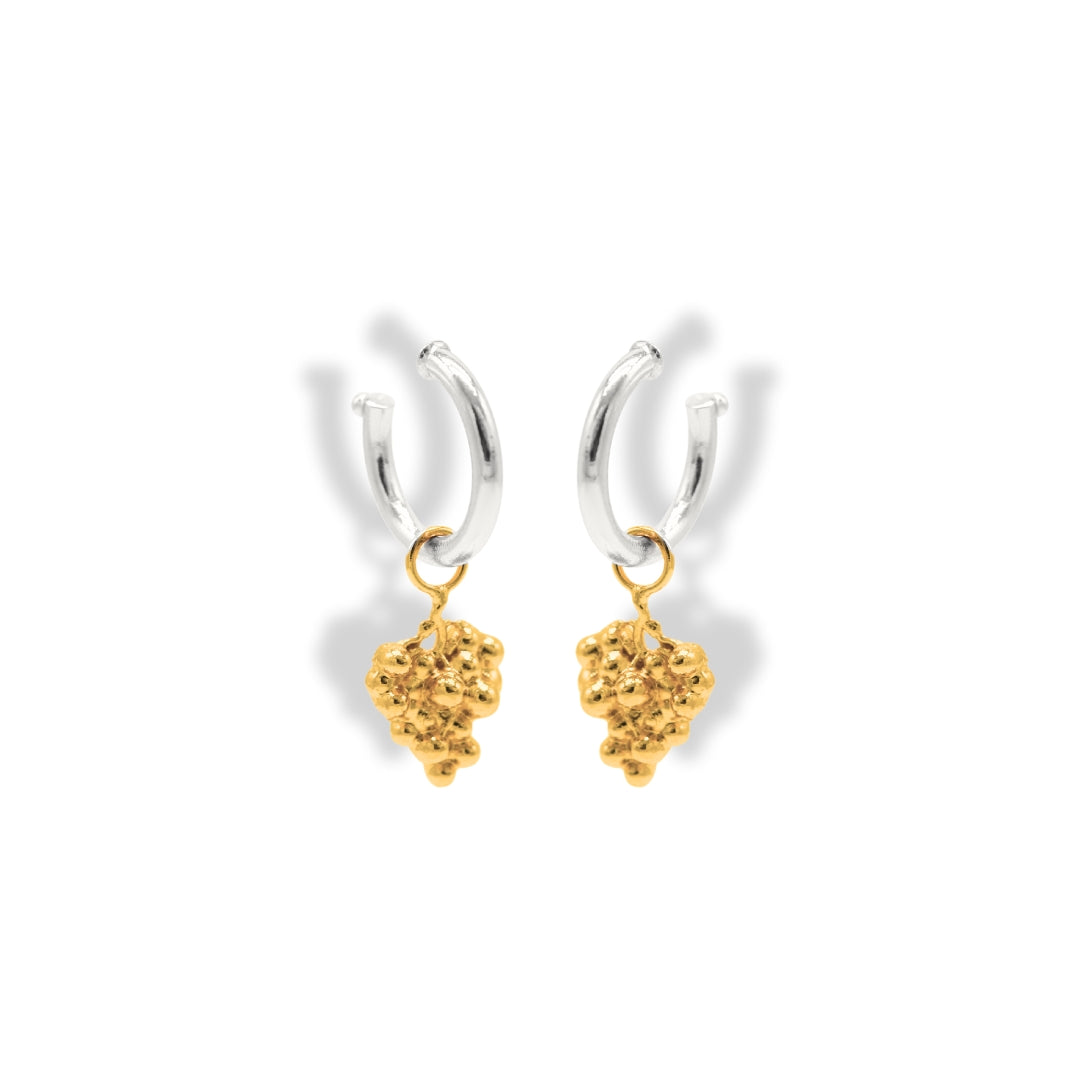 Candongas sencillas plateadas con charms de uvas doradas Brezo Jewelry