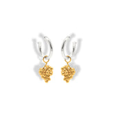 Candongas sencillas plateadas con charms de uvas doradas