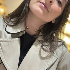 Choker con esfera en puntas vista sobre persona