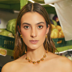 Choker con arándanos grandes dorados en modelo