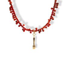 Collar de corales pintados rojo con charms