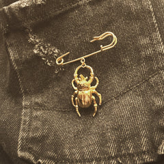 Pin tipo gancho con escarabajo rinoceronte grande vista frontal en persona