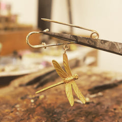 Pin tipo gancho con libélula grande en construcción