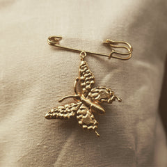 Pin tipo gancho con mariposa grande vista frontal en persona