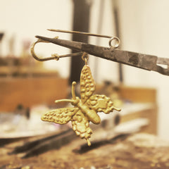 Pin tipo gancho con mariposa grande vista frontal