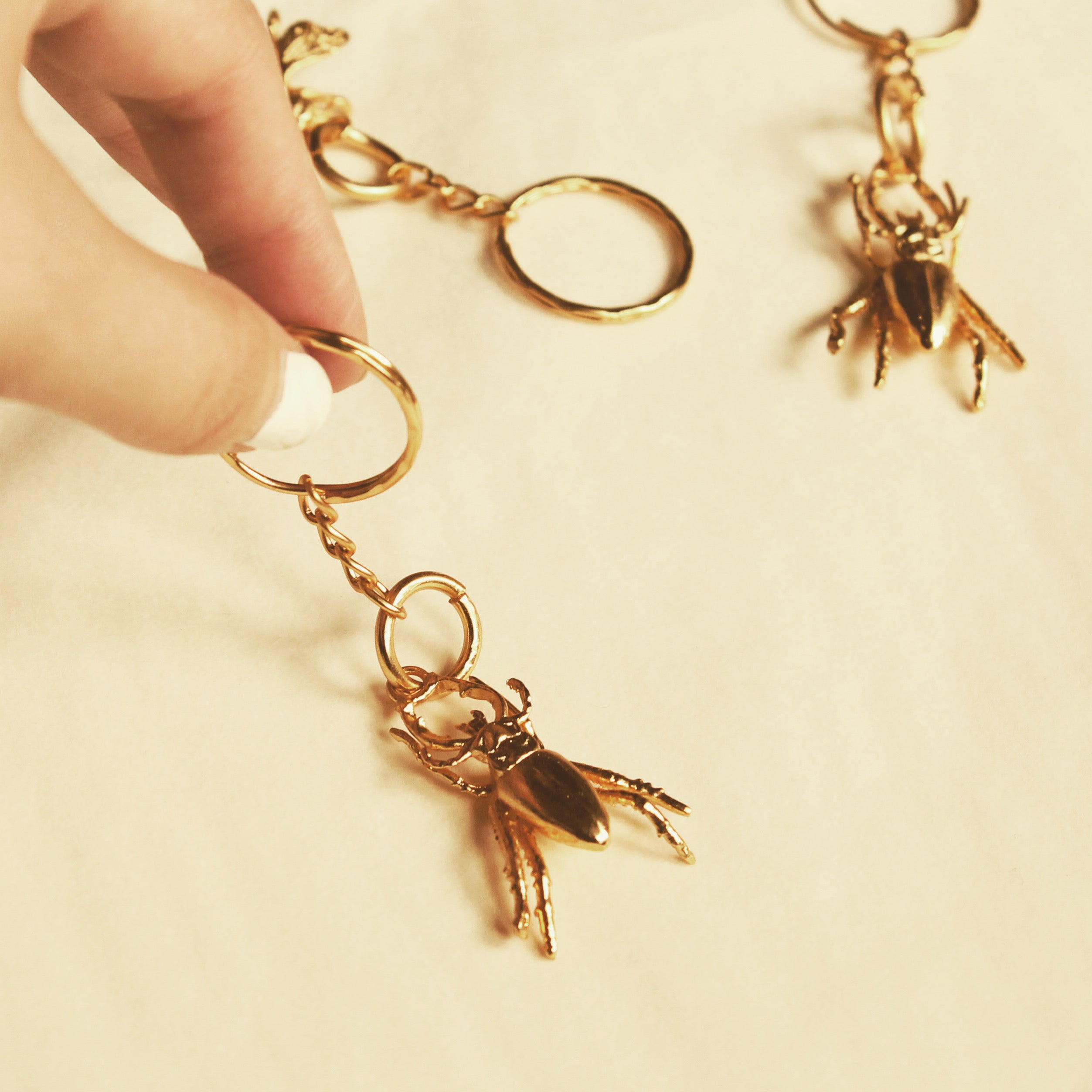 Llavero con escarabajo grande vista real Brezo Jewelry