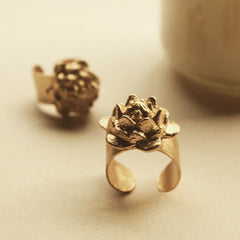 Anillo con flor de loto grande vista superior