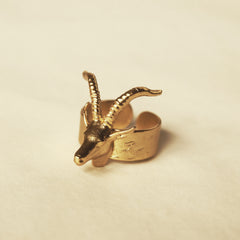 Anillo para mujer con cabeza de antílope vista lateral