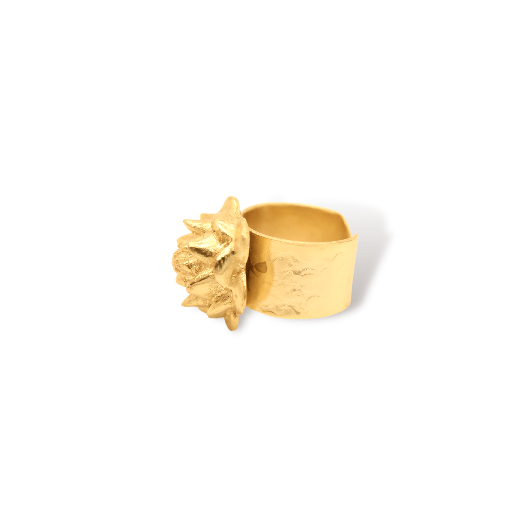 Anillo con flor de loto grande vista lateral Brezo Jewelry
