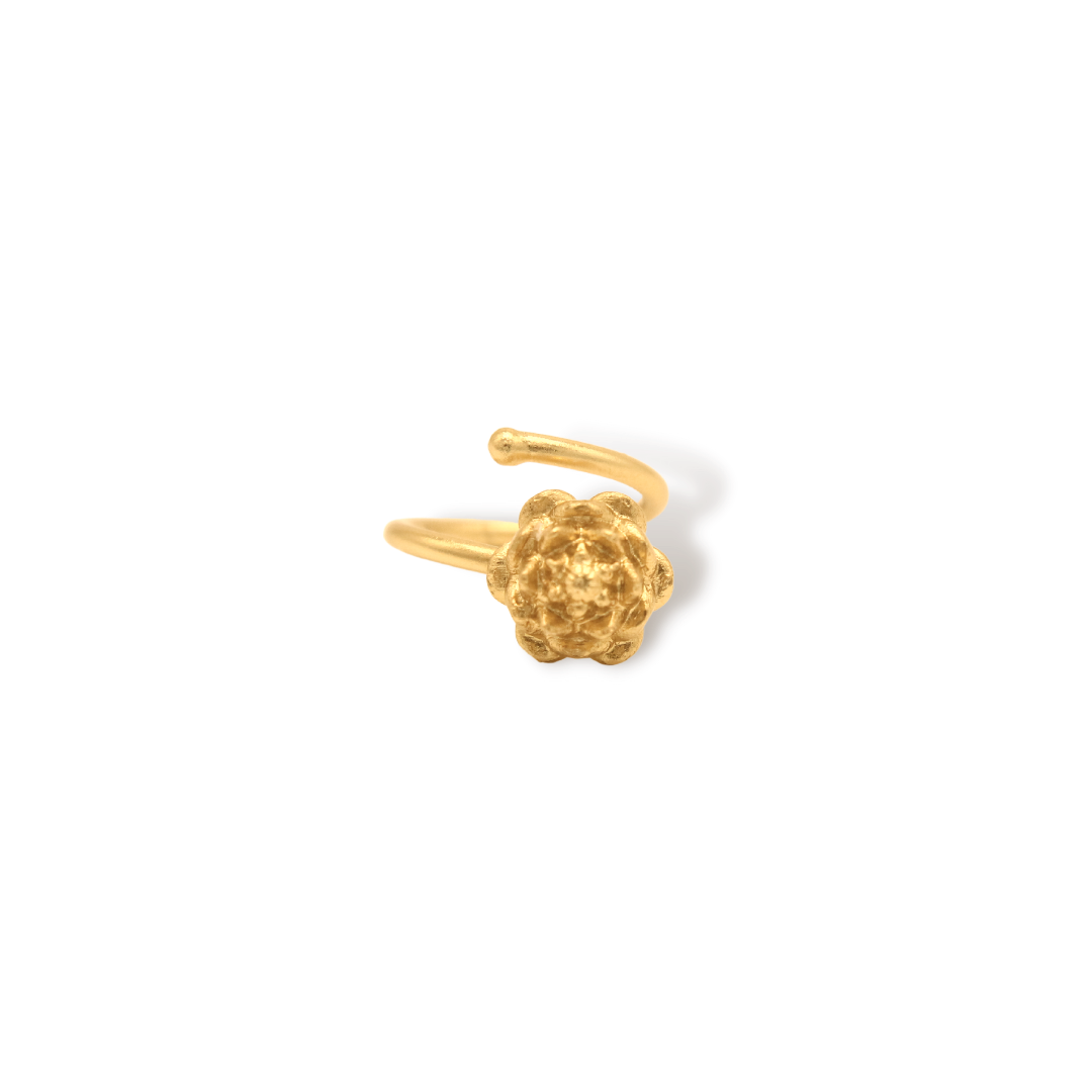 Anillo con flor de loto pequeña vista frontal