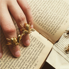 Anillo de abeja pequeño vista real