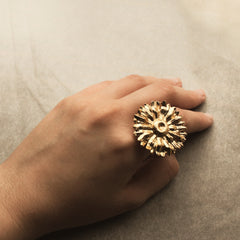 Anillo con flor de margarita grande vista real