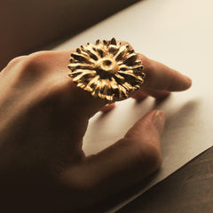 Anillo con flor de margarita grande vista superior