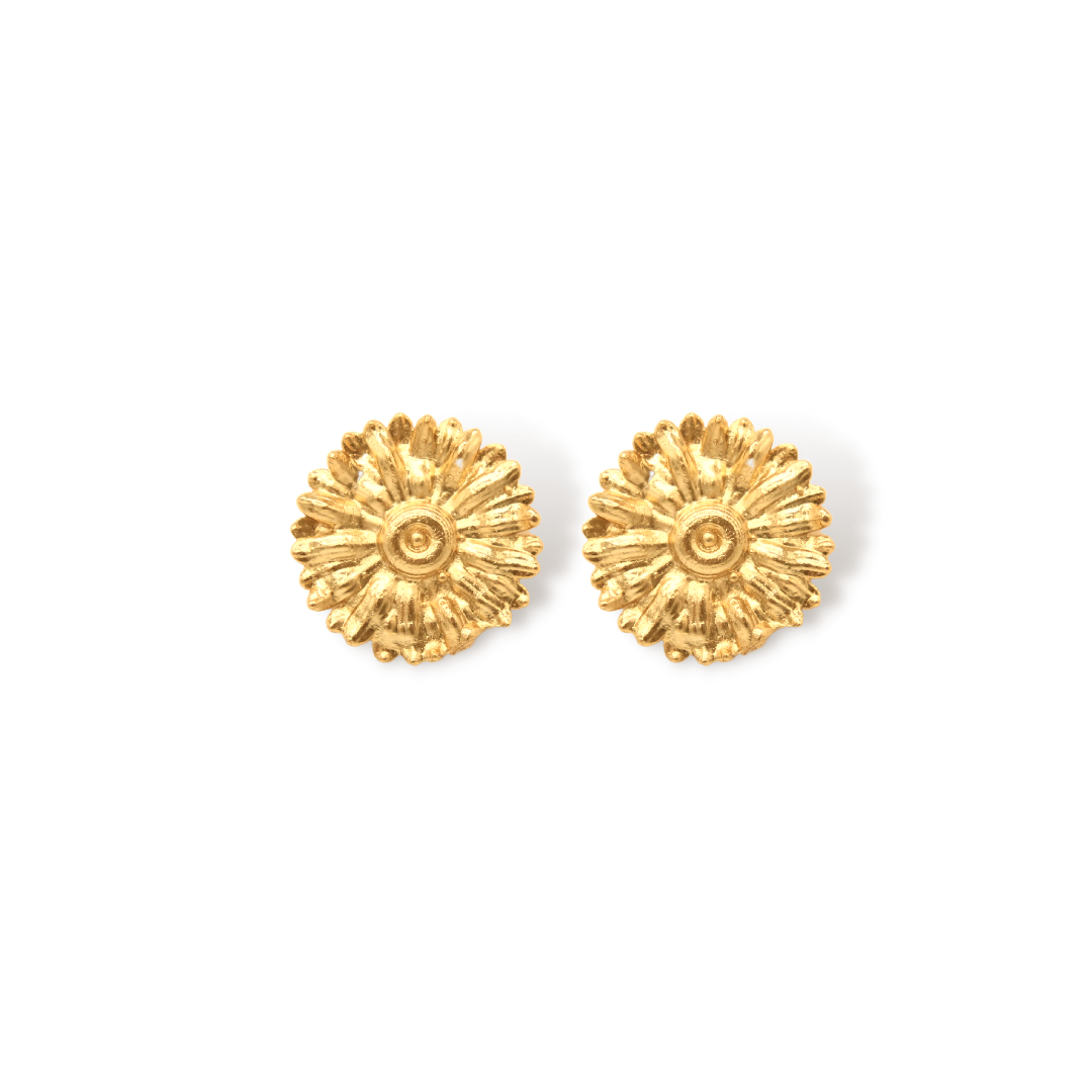 Aretes con flor de margarita mediana vista frontal Brezo Jewelry