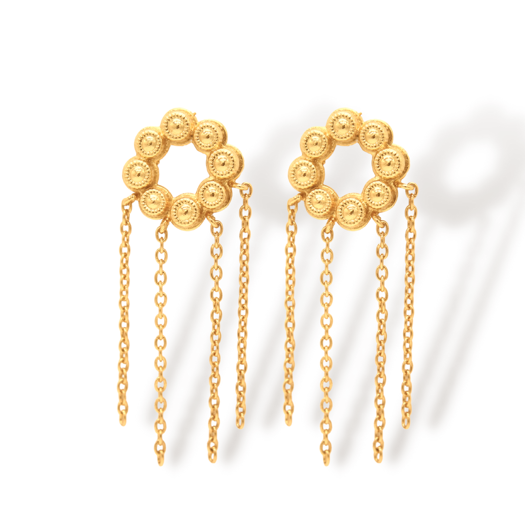 Aretes de coronas circulares con cadenas vista frontal Brezo Jewelry