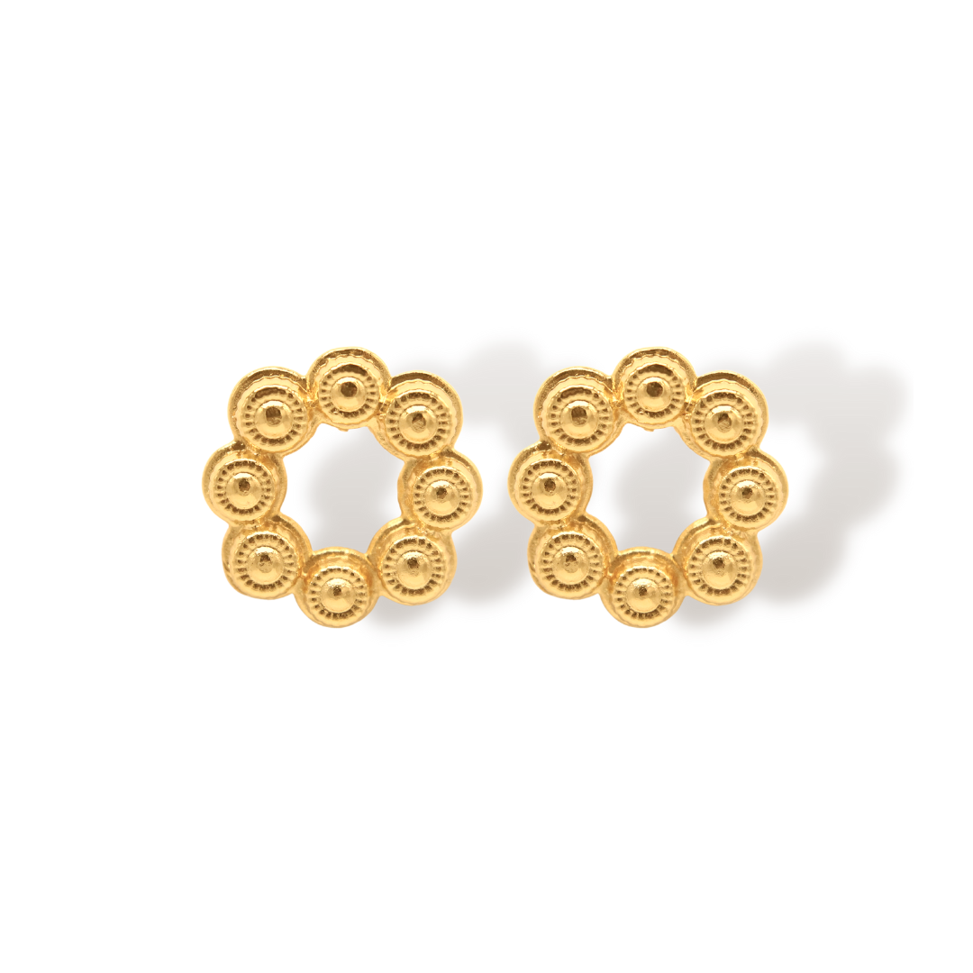 Aretes grandes de coronas circulares vista frontal Brezo Jewelry