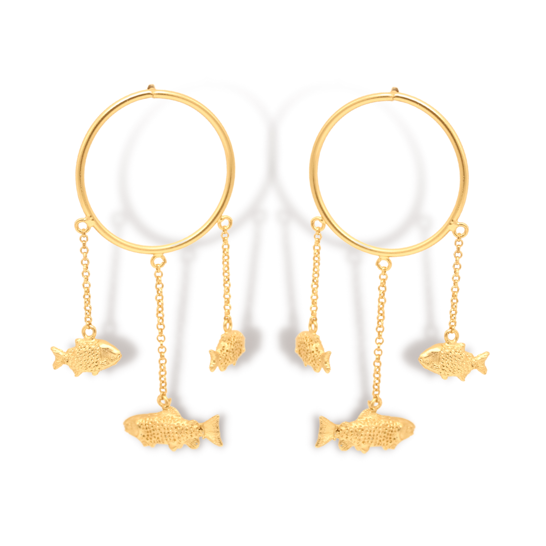 Aretes con aro y tres peces vista frontal Brezo Jewelry