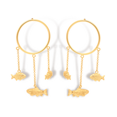 Aretes con aro y tres peces vista frontal