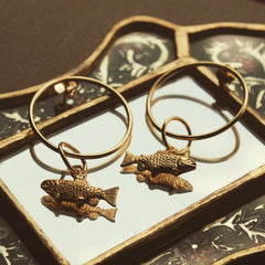 Aretes con aro y trucha vista cercana