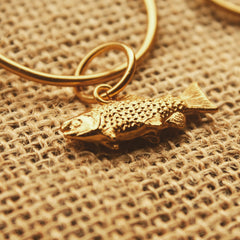 Aretes con aro y trucha vista detallada