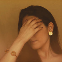 Aretes de medallón con bolitas soldadas vista real