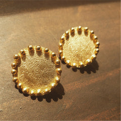 Aretes de medallón con bolitas soldadas vista detallada